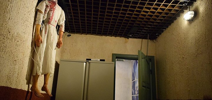 Clinic quest in the AR Escape room discount room
