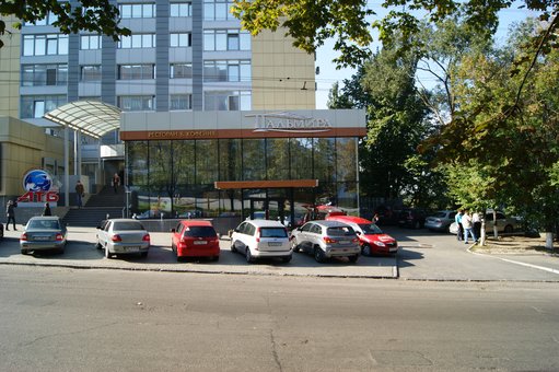 Ekster'єr restaurant "Palmira" near Dnipri. Substitute your money for it.