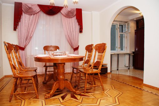 Кухня у 4-х кімнатній квартирі люкс «Wellcome24» у Києві. Знімайте за знижкою.