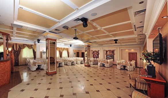 Великий бенкетний зал у ресторанному комплексі «Царське Село» у Кривому Розі. Замовити недорого
